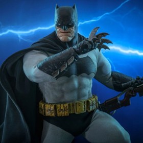Batman The Dark Knight Returns Comic Masterpiece 1/6 Action Figure by Hot Toys