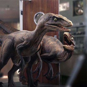 Raptors at the Kitchen's Door Jurassic Park Art 1/10 Scale Statue by Iron Studios