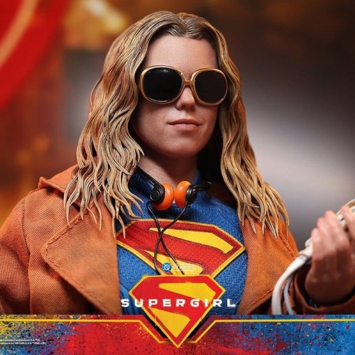 Supergirl & Krypto DC Comics 1/6 Action Figure Set by Hot Toys
