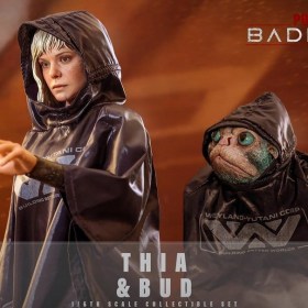 Thia and Bud Predator 1/6 Scale Figure Set by Hot Toys