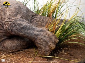 Sick Triceratops Jurassic Park 1/8 Maquette by ECC