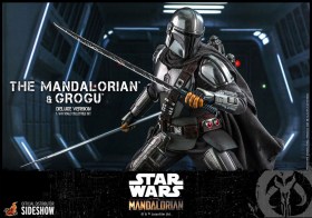 The Mandalorian & Grogu Deluxe Version Star Wars The Mandalorian 1/6 Action Figure 2-Pack by Hot Toys