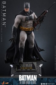 Batman The Dark Knight Returns Comic Masterpiece 1/6 Action Figure by Hot Toys