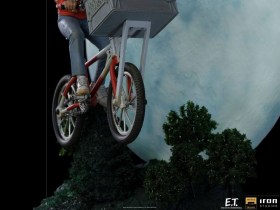 E.T. & Elliot E.T. the Extra-Terrestrial Deluxe Art 1/10 Scale Statue by Iron Studios