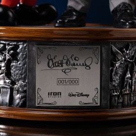 Walt Disney & Mickey Mouse Disney Classics Legacy Replica 1/4 Statue by Iron Studios
