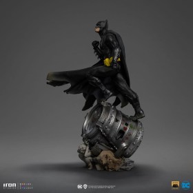 Batman Deluxe (Black Version Exclusive) DC Comics BDS Art 1/10 Scale Statue by Iron Studios