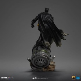 Batman Deluxe (Black Version Exclusive) DC Comics BDS Art 1/10 Scale Statue by Iron Studios