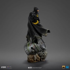 Batman Deluxe (Black Version Exclusive) DC Comics BDS Art 1/10 Scale Statue by Iron Studios