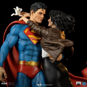 Superman & Lois DC Comics 1/6 Diorama by Iron Studios