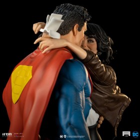 Superman & Lois DC Comics 1/6 Diorama by Iron Studios