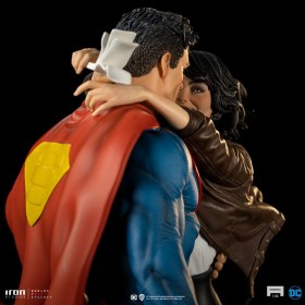 Superman & Lois DC Comics 1/6 Diorama by Iron Studios