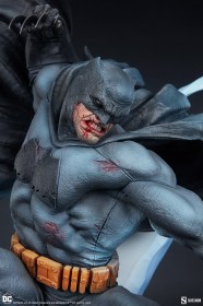 Batman The Dark Knight Returns DC Comics Premium Format Statue by Sideshow Collectibles