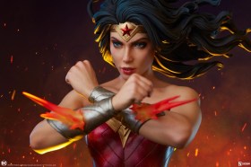 Wonder Woman Saving the Day DC Comics Premium Format Statue by Sideshow Collectibles