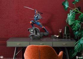 Deathstroke DC Comics Premium Format Statue by Sideshow Collectibles